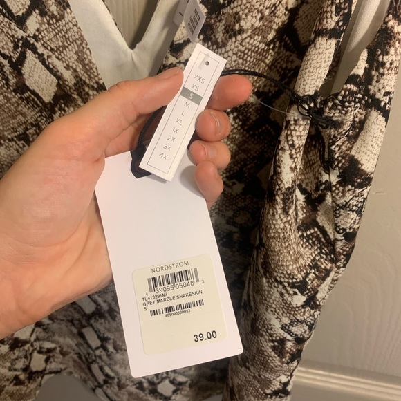 3/25🌻NWT NORDSTROM BRAND SNAKESKIN PRINT TANK TOP - Picture 3 of 7